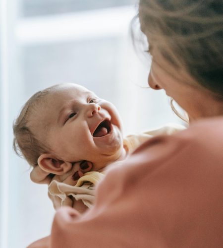 Bebeklerde Kahkaha ve Dil Gelişimi Arasındaki Bağlantı