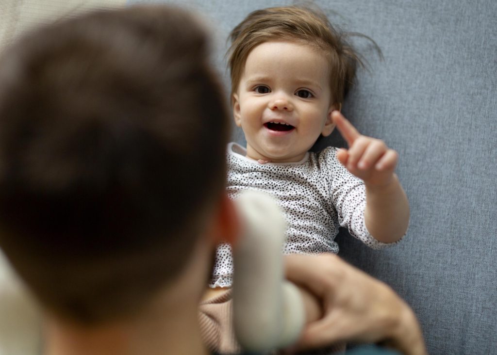 göz teması ve gülümsemenin bebek gelişimine etkisi