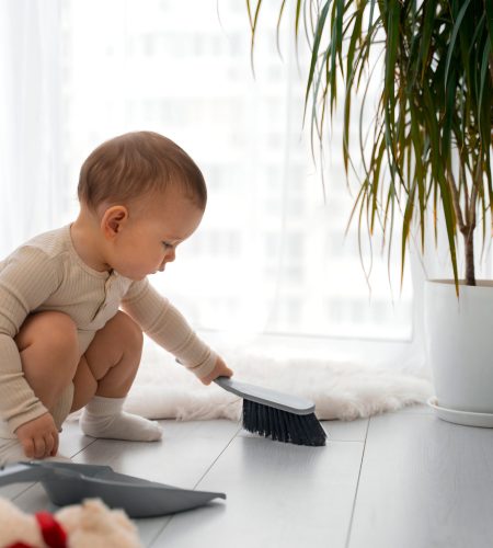 Bebeğin Ev İşlerine Dahil Olması İçin 10 Mini Görev (Gerçekten İşe Yarıyor!)