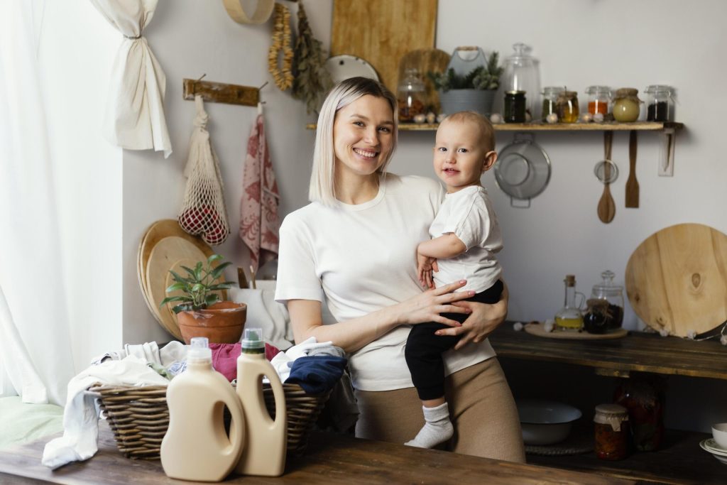 bebeğin ev işlerine dahil olması