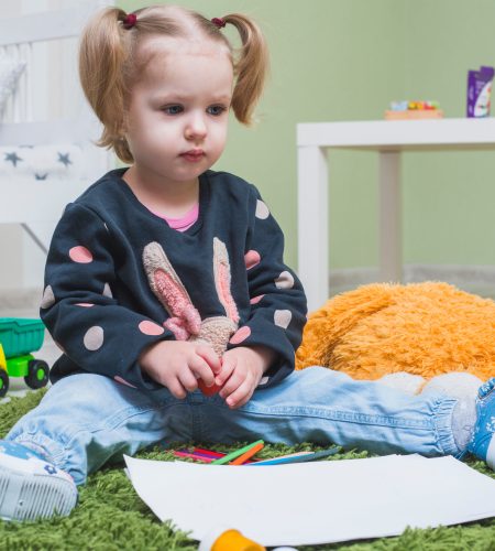  2 Yaş Çocuğunda Ani Davranış Değişikliği: 18–36 Ay Sessiz Regresyon Belirtileri ve Anneler İçin Bilimsel Rehber